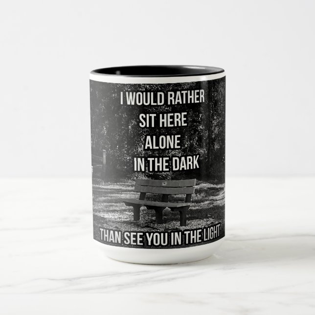 In der dunklen Tasse der Zitate (Zentrum)