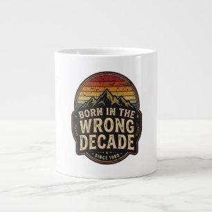 In der falschen Dekade geboren Vintage Retro Berg Jumbo-Tasse