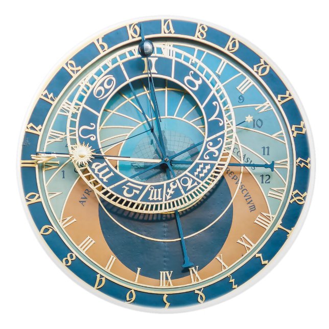 In der Nähe befindet sich die Astronomische Uhr vo Keramikknauf (Vorderseite)