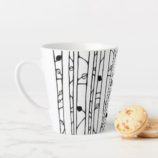 In die schwarze Latte-Tasse des Waldes Milchtasse
