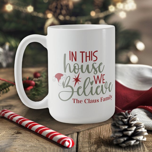 In diesem Haus glauben wir an Niedliche Weihnachte Kaffeetasse (In This House We Believe Cute Custom Christmas Coffee Mug. Just add your family name!)