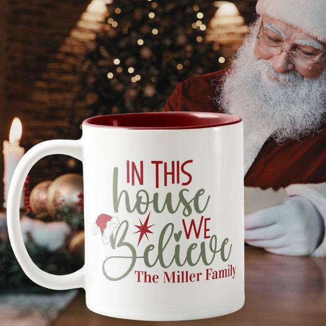 In diesem Haus glauben wir an Weihnachten nach Maß Zweifarbige Tasse (In This House We Believe Custom Christmas Two-Tone Coffee Mug - Add your name or special text.)