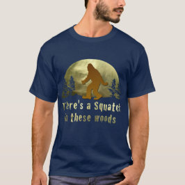 In diesen Wäldern gibt es einen Squatch T-Shirt