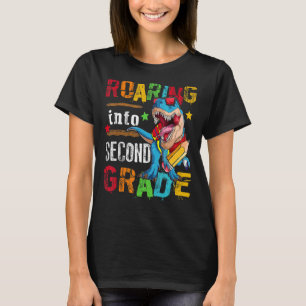 In Dinosaurier-Jungen der zweiten Klasse rutschen  T-Shirt