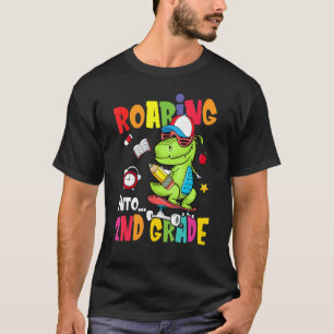 In Dinosaurier-Jungen der zweiten Klasse rutschen  T-Shirt