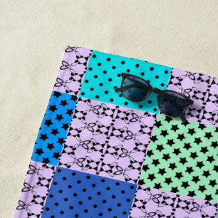 In dunklen, mehrfarbigen Tönen, geometrisch im Ret Strandtuch