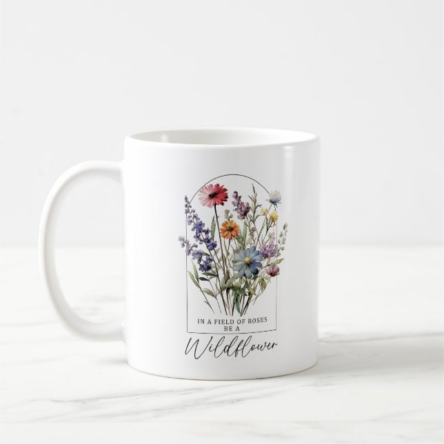 In einem Bereich der Rose ist eine Wildblume Kaffeetasse (Links)
