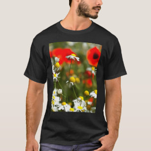 In einem Bereich von Pflöten ist eine daisy Acrylm T-Shirt
