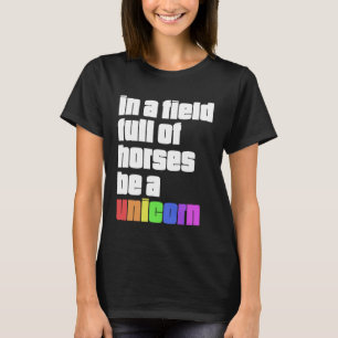 In einem Feld voller Pferde ein Einhorn sein T-Shirt