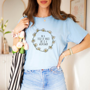 In einem Feld voller Rosen ist sie ein Wildblumen- T-Shirt