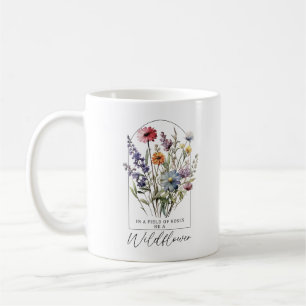 In einem Feld voller Rosen sei eine Wildblume Kaffeetasse