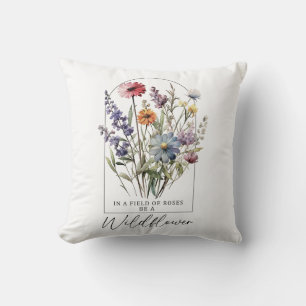 In einem Feld voller Rosen sei eine Wildblume Kissen