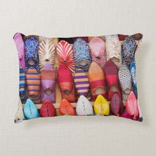 In einem Laden in den Souks gezeigte Schuhe Dekokissen