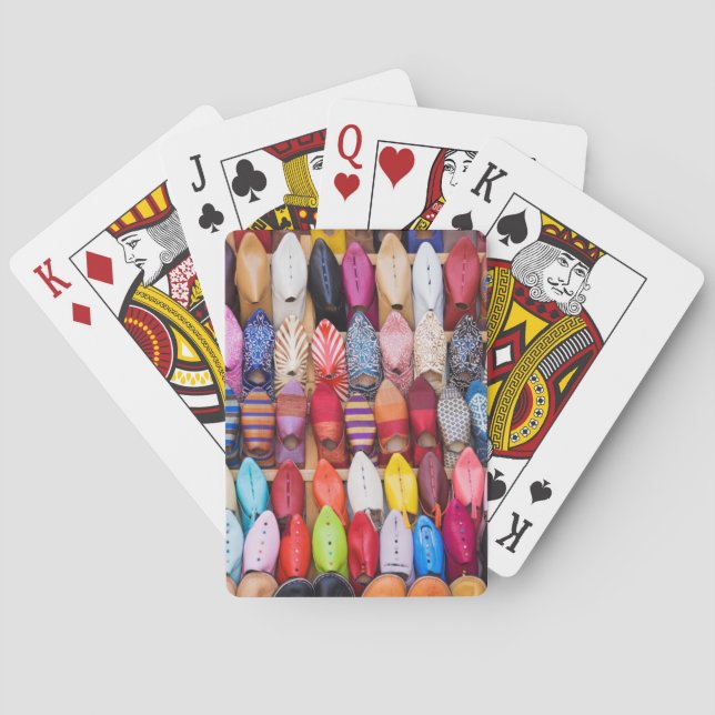 In einem Laden in den Souks gezeigte Schuhe Spielkarten (Rückseite)
