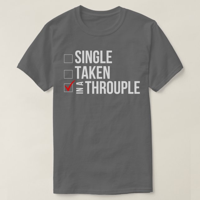 In einem Throuple-Triad-Polyamory T-Shirt (Design vorne)