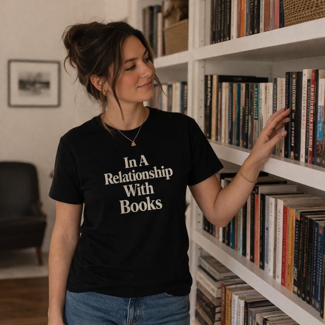 In einer Beziehung zum Lesen von Büchern T-Shirt (Von Creator hochgeladen)