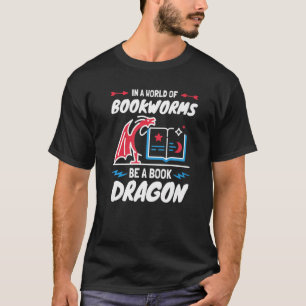 In einer Welt der Bücherwürmer sei ein Bücherdrach T-Shirt