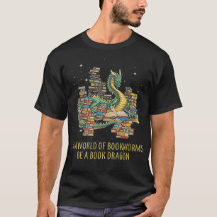 In einer Welt der Buchwürmer ist ein Buchdrache l T-Shirt