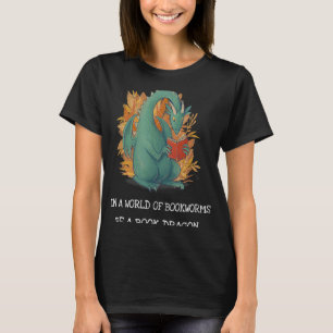 In einer Welt der Buchwürmer ist ein Buchdrache T-Shirt