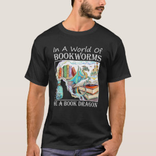 In einer Welt der Buchwürmer ist ein Buchdrachen b T-Shirt