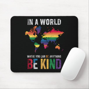 In einer Welt, in der du alles sein kannst, sei fr Mousepad