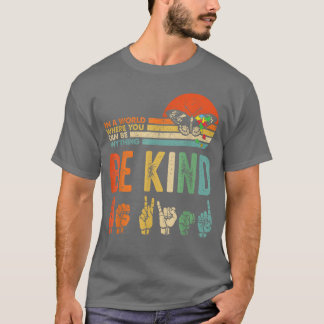 In einer Welt, in der du alles sein kannst, sei fr T-Shirt