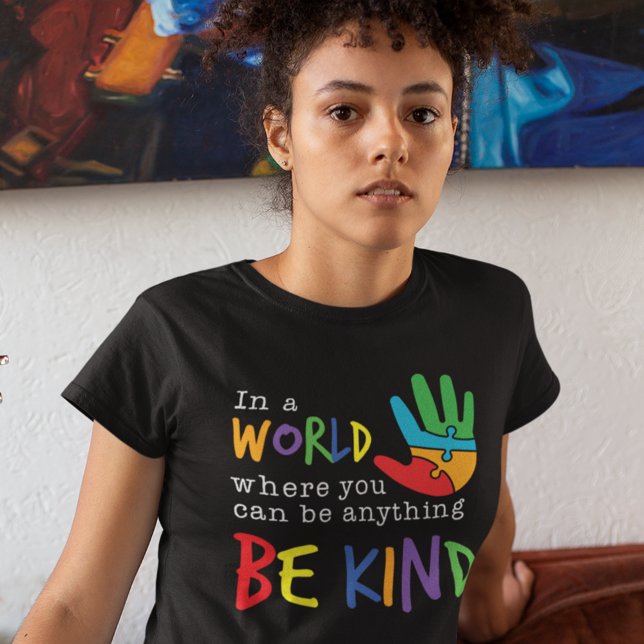 In einer Welt, in der man alles gut sein kann T-Shirt (Be Kind Rainbow Puzzle Motivation Womens Black T-Shirt)