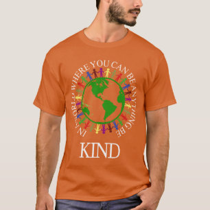 in einer Welt, in der man alles irgendwie sein kan T-Shirt