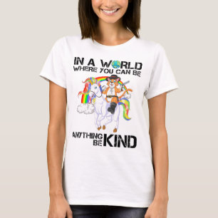 in einer Welt, in der man alles irgendwie sein kan T-Shirt