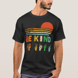 in einer Welt, in der man alles irgendwie sein kan T-Shirt