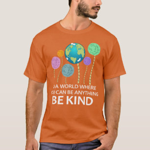 in einer Welt, in der man alles Mögliche sein kan T-Shirt