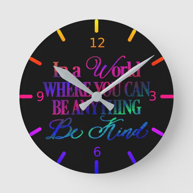 In einer Welt, in der man alles sein kann. Sei net Runde Wanduhr (Vorderseite)