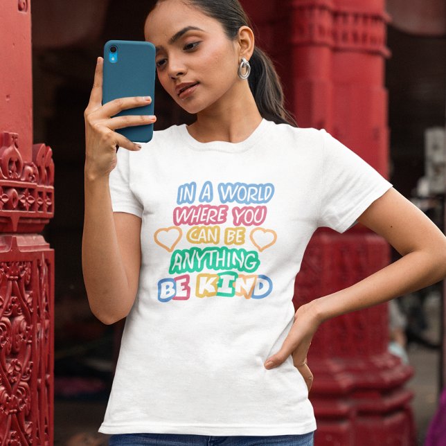 In einer Welt, in der man alles sein kann T-Shirt (Von Creator hochgeladen)