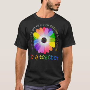 In einer Welt, in der man alles sein kann, um Lehr T-Shirt