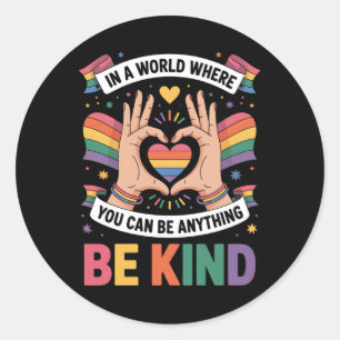 In einer Welt, in der man alles sein kann, was ein Runder Aufkleber