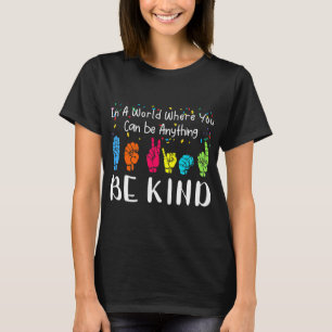 In einer Welt, in der man alles sein kann, was fre T-Shirt