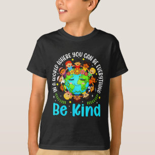 In einer Welt sei freundlich Erde Welt Freundlichk T-Shirt