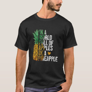 In einer Welt voller Äpfel sei eine Ananas-Ananas- T-Shirt