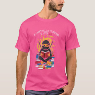 In einer Welt voller Buchwürmer ist ein Buch Ninja T-Shirt