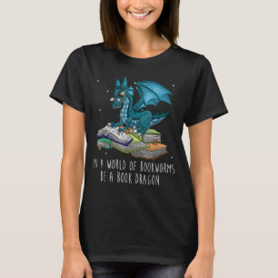 In einer Welt voller Buchwürmer ist ein Buchdrache T-Shirt