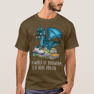 In einer Welt voller Buchwürmer ist ein Buchdrache T-Shirt