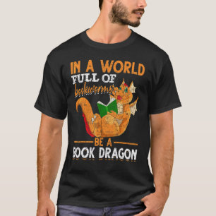 In einer Welt voller Buchwürmer sei ein Buchdrache T-Shirt