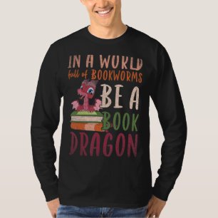 In einer Welt voller Buchwürmer sei ein Buchdrache T-Shirt