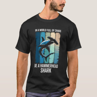 In einer Welt voller Chaos sei ein Hammerhai T-Shirt