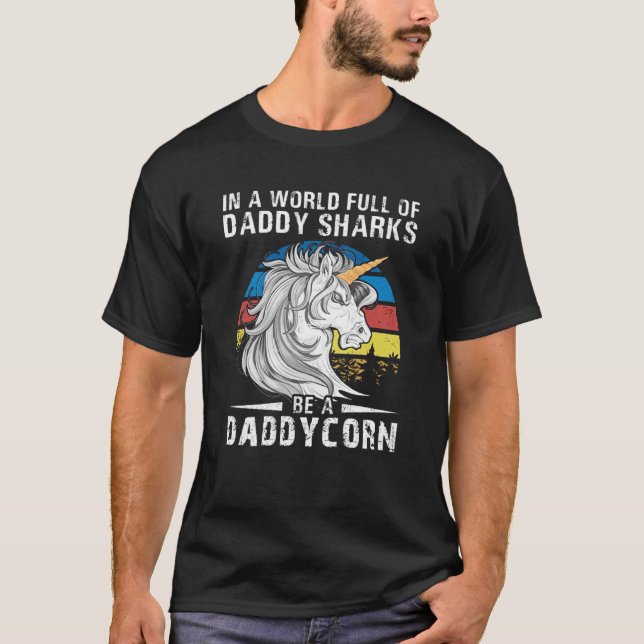 In einer Welt voller Daddy-Haie ist ein Daddycorn T-Shirt (Vorderseite)