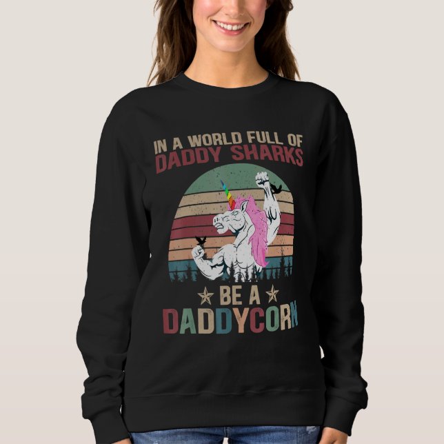 In einer Welt voller Daddy-Haie sei ein Daddycorn Sweatshirt (Vorderseite)