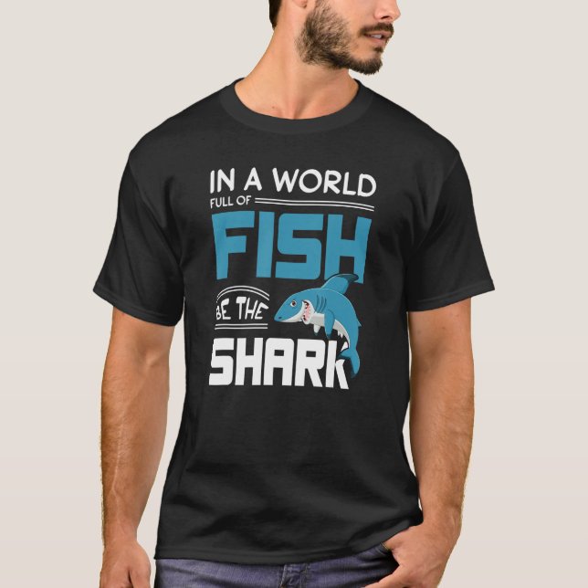 In einer Welt voller Fische sind die Hai Motivatio T-Shirt (Vorderseite)