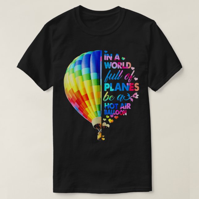In einer Welt voller Flugzeug ist ein Heißluftball T-Shirt (Design vorne)