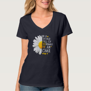 In einer Welt voller Grandmen wird eine Oma Daisy T-Shirt