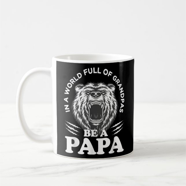 In einer Welt voller Grandpas ist ein Papa-Bär Kaffeetasse (Links)